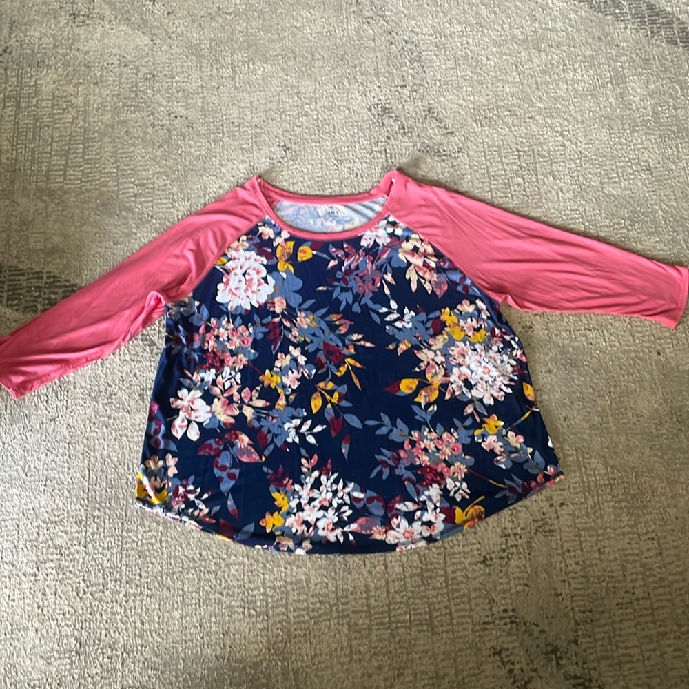 Ladies A.N.A. Floral print Top with pink sleeves Excellent used condition Sz 2X